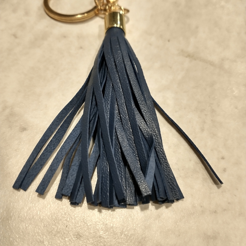 *SOLD* 3/$10 🛍️ Faux Leather Tassel Keychain - Picture 3 of 6